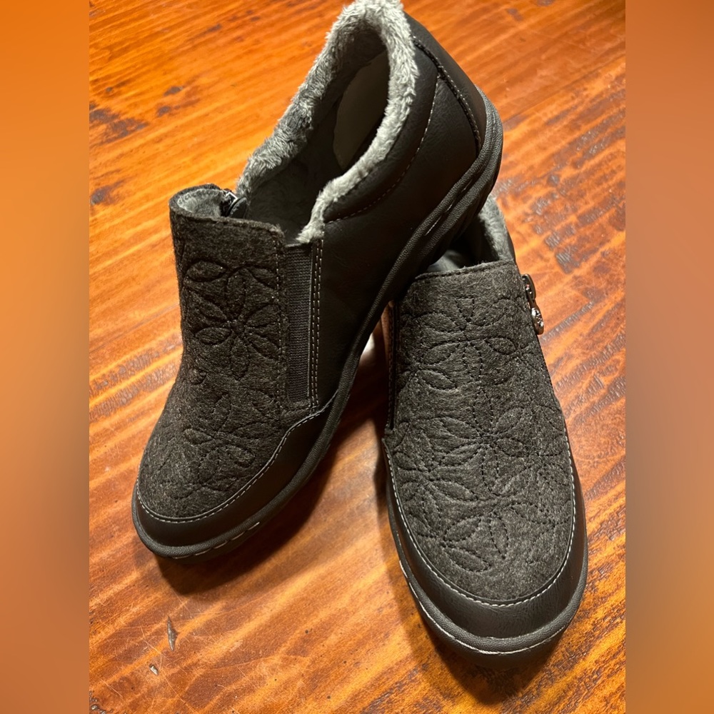 Black JBU Crimson woman’s slip on loafers in size 7.5.